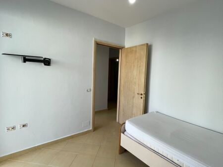 Shitet apartament 3+1 tek Pallatet Cabej , Yzberisht , Misto Mame , Astir , Kashar .