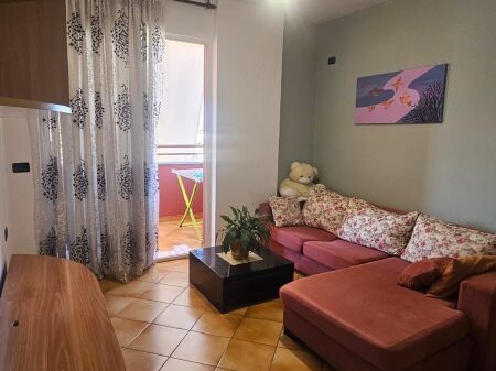 Apartament 1+1 per qera Petronini !