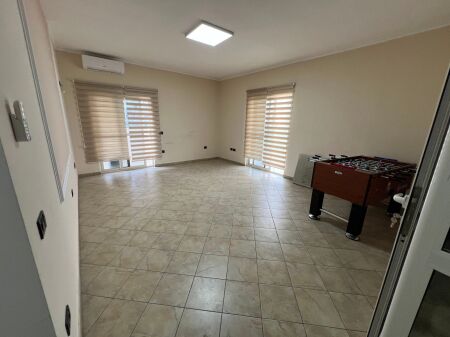 Shitet Apartament 2+1 me verande dhe fushepamje ne zonen e Komunes se Parisit.  