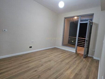 SHITET APARTAMENT 1+1 – RRUGA E KAVAJËS, TIRANË