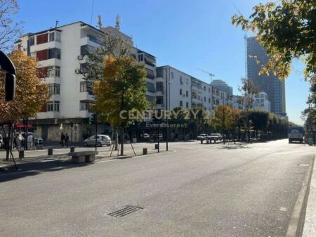 Qira, Ambient Biznesi, Bulevardi Zogu I, Tiranë.