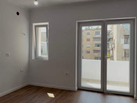 Shitet apartament 1+1 te Shkolla e Kuqe, pranë Pazarit të Ri