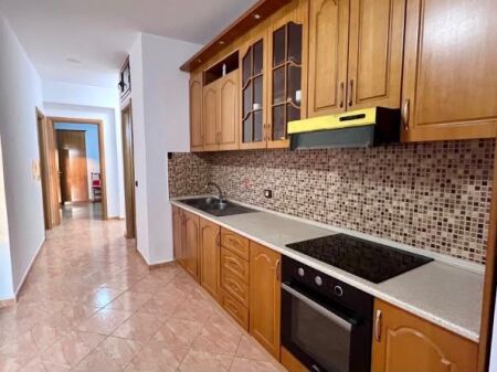🌊 APARTAMENT 2+2 ME PAMJE DETI ME QIRA AFATGJATË – LUNGOMARE, VLORË