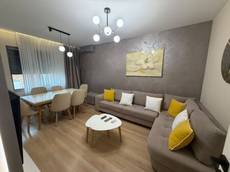 🏠 Appartamento 1+1 in affitto – Myslym Shyri  🛋️ Arredato & completo 🏢 5° piano edificio esistente  💰 65.000 lek/mese