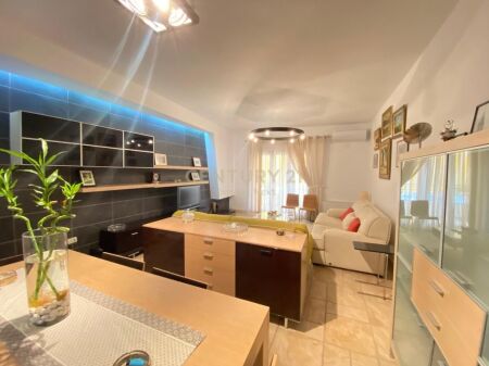 Shitet Apartament i Mobiluar 2+1+2 te Kompleksi Dinamo (Përballë Olimpikut)
