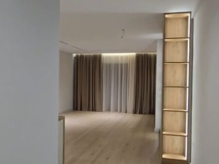Shitet apartament 2+1 tek Liqeni i Thate, prane Radisson!
