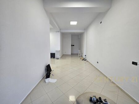 SHOP FOR RENT WITH GLASS FACADE IN ASTIR