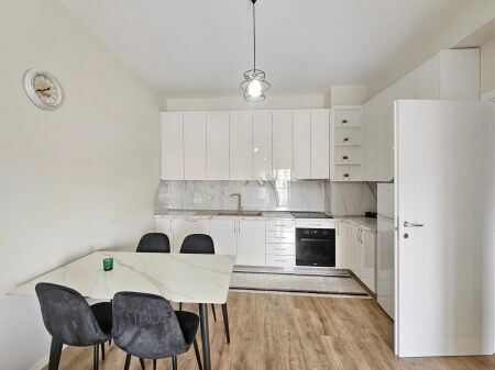 ofrohet per qira apartament 1+1+parkim ne astir
