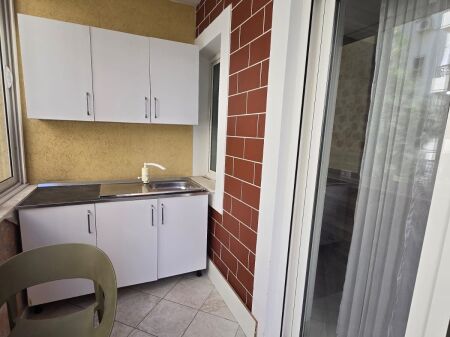 Shitet apartament tek shkolla Servete Maci