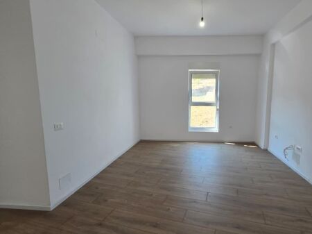 Shitet apartament 2+1 tek Rezidenca Kaimi , Ali Demi .
