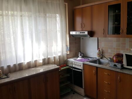 Jepet apartament 1+1+Kuzhine e Vecuar tek Pediatria , Spitali QSUT , Allias , Rruga Bardhyl , Xhamlliku , Kinostudio .
