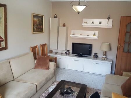 Rr.Kongresi i Manastirit,prane Pediatrise  jepet me qera apartament 1+1+kuzhine gatimi,i mobiluar 50,000L