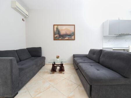  ME QIRA – APARTAMENT 1+1 ME PAMJE TË PLOTË NGA DETI NË LUNGOMARE, VLORË 