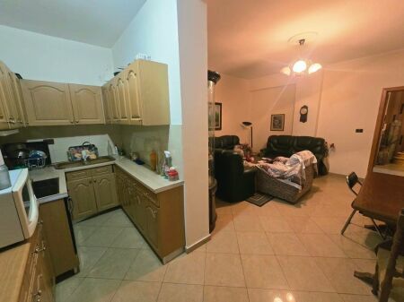Shitet apartament 2+1+2 tek Shkolla e Kuqe
