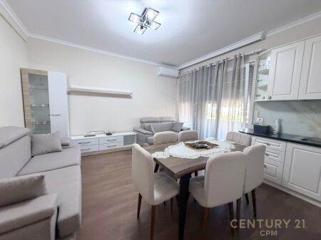 Apartament 2+1 Me Qira në Komunën e Parisit, Tiranë !