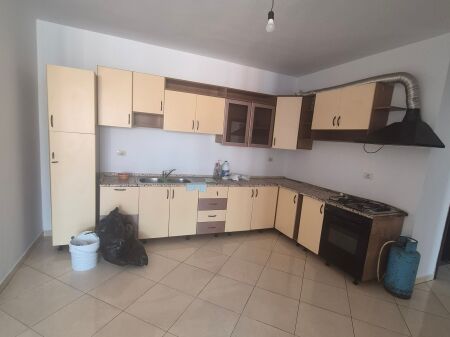 Jepet me qera Apartament 2+1+2 ne Astir