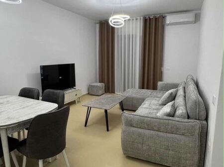 Apartament 2+1 per qera ish parku i Autobusave !