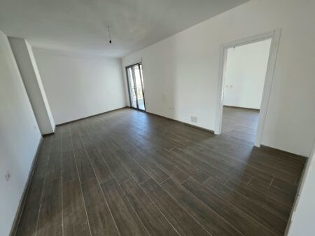  JEPET ME QIRA APARTAMENT 2+1+2 – BULEVARDI I RI   Adresa: Në kryqëzimin e Bulevardit të Ri me Rrugën “Jordan Misja”