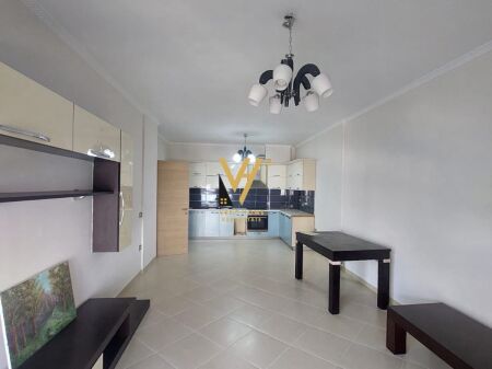 JEPET APARTAMENT 3+1+2+BLK ME QERA TE KOMUNA E PARISIT 100.000 LEKE