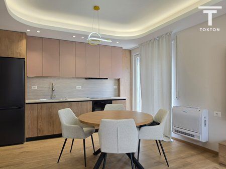 IN VENDITA, APPARTAMENTO 2+1+2 CON VERANDA + 2 POSTI AUTO, BRRYLI, TIRANA