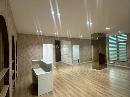 Ambient biznesi 80 m² me qira, kati 1, përballë Vila L.  60 000 leke/ muaj