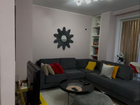 Shitet apartament 2+1+2 me verandë, pranë Kristal Center, Tiranë.