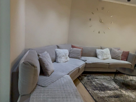 Jepet me qira apartament 2+1 në Komunën e Parisit.