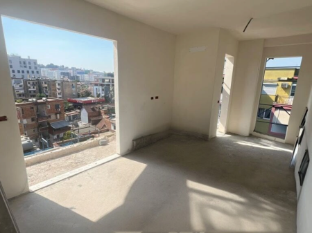 Shitet apartament 1+1 mundesi konvertimi 2+1, Palushi SHPK