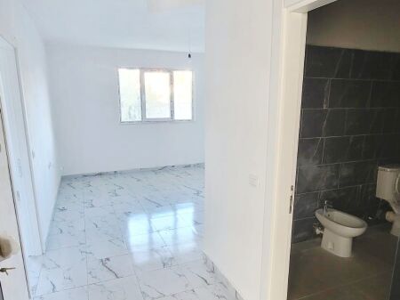 Kavaje, SHITET APARTAMENT 1+1 pallat ri me ashensor