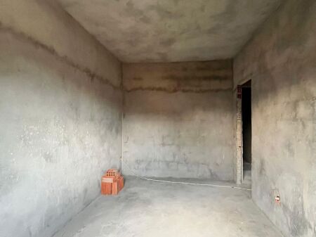 5-Maj, shitet apartament 1+1+parking ne faze ndertimi.