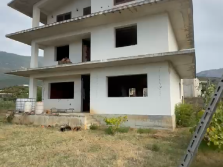 MUNDËSI INVESTIMIVILË 3-KATËSHE ME 2,000 m² TOKË–SHKOZË