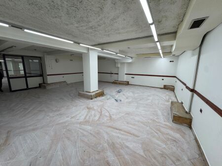 🏢 JEPET ME QIRA AMBIENT BIZNESI  📍 Bulevardi Zhan D’Ark, përballë Maternitetit “Koço Gliozheni”  💰 Çmimi: 1,300 €/muaj  