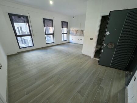 🏡 JEPEN ME QIRA 3 APARTAMENTE 1+1 – BULEVARDI I RI 📍rruga Filip JANO  45000 LEKE