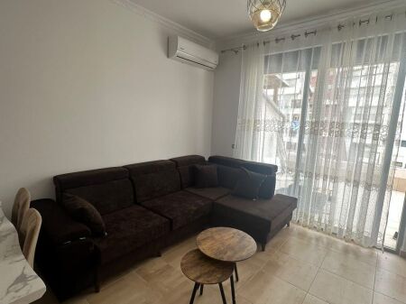 Apartament 3+1 i mobiluar me qira te Rruga Selman Riza, me verandë