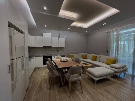 JEPET ME QIRA | APARTAMENT 2+1 ME KOPSHT – PRANË TEG