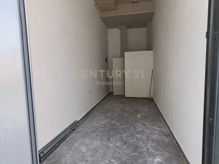 Locale Commerciale in Affitto – Via Karl Gega