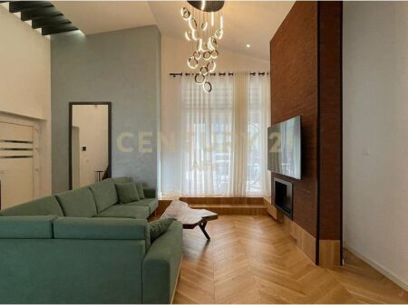 Jepet me qira apartament 3+1 me verandë, post parkimi të përfshirë – mobilim i ri, Kopshti Botanik!