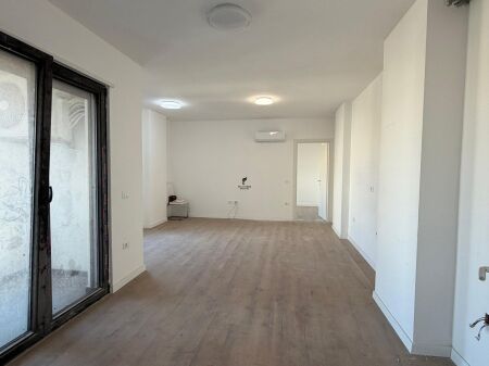 ZYRE ME QERA 93 M2 KOMUNA E PARISIT 100.000 LEKE  FH-97758