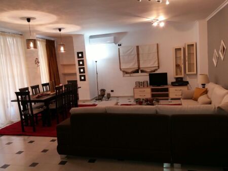 Shitet apartament 2+1 tek Komuna e Parisit , prane Kristal Center .