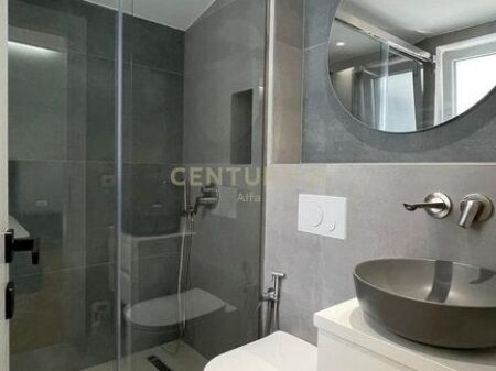 Affittasi appartamento 3+1 con veranda, posto auto incluso – arredamento nuovo, Giardino Botanico!