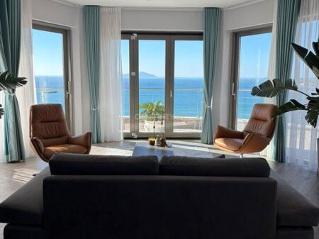 Penthouse me qira ne Lungomare, Vlore