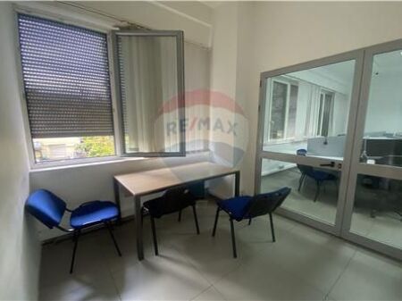 AMBIENT KOMERCIAL ME QIRA PRANE QENDRES