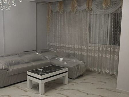 Apartament 3+2+2 i mobiluar me qira te Komuna e Parisit – 800 €