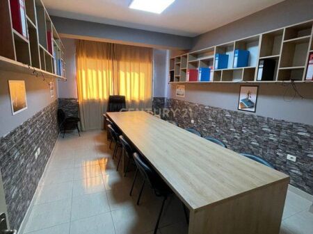 Ambient Komercial 1+1 Me Qira në Astir, Pallati me Shigjeta, Unaza e Re - 300.00€ | 75 m²