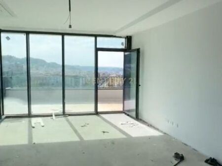 Shitet Apartament 2+1+2 & 1 post parkimi në Lake View Residence!