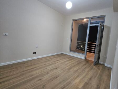 Shitet apartament 1 + 1 buze rruges kryesore te Kavajes perballe Delijorgjit
