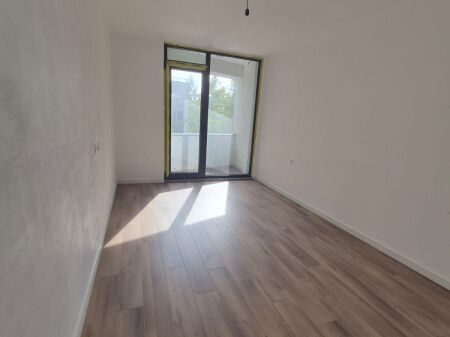 Jepet Apartament me qera 2+1 per banim apo zyre ne Astir prane pallatit Romario.