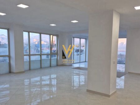 SI AFFITTA AMBIENTE COMMERCIALE DUPLEX 260 M2 IN BULEVARDI I RI 260.000 LEKE