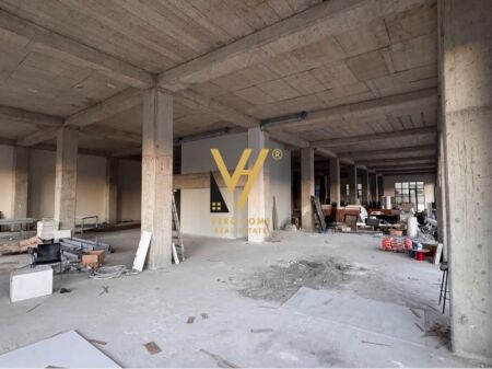 JEPET GODINE DY KATESHE 1.900 M2 ME QERA TE AUT. TR-DR 7.000 EURO