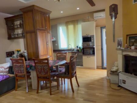 Shitet apartament 2+1+2 tek Kodra e Priftit , prane Unazes se Madhe , Kinostudio , Porcelan , Shkoze , Fresku .